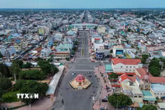 Chợ Long Hoa nổi bật giữa lòng đô thị với kiến trúc nhà lồng hình chữ thập, khu đất vuông và hệ thống đường mở ra nhiều hướng, tạo nên không gian giao thương độc đáo. (Ảnh: Giang Phương/TTXVN)