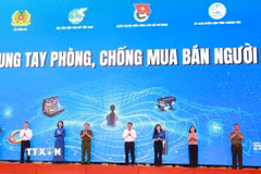Các đại biểu thực hiện nghi thức thể hiện cam kết phòng, chống mua bán người. (Ảnh: Xuân Triệu/TTXVN