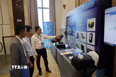 Các đại biểu tham quan gian trưng bày về thiết bị xử lý bức xạ và an toàn hạt nhân. (Ảnh: Đức Hiếu/TTXVN)