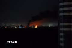 Khói và lửa bốc lên sau loạt tiếng nổ ở Kiev, Ukraine ngày 2/6/2026. (Ảnh: THX/TTXVN)
