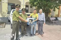 Hạt Kiểm lâm Tuyên Hóa tiếp nhận 2 cá thể chim ưng Ấn Độ từ người dân. (Ảnh: TTXVN phát)Hạt Kiểm lâm Tuyên Hóa tiếp nhận 2 cá thể chim ưng Ấn Độ từ người dân. (Ảnh: TTXVN phát)