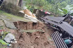 Mưa lũ gây sạt lở nhà dân trên địa bàn xã Lê Lợi, Lai Châu. (Ảnh: TTXVN phát)