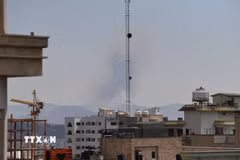 Khói bốc lên từ địa điểm ở Tehran, Iran sau các cuộc không kích, ngày 7/4/2026. (Ảnh: THX/TTXVN phát)