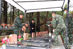 Lực lượng chuyên môn triển khai cất bốc mộ liệt sĩ cần lấy mẫu hài cốt để giám định AND tại Nghĩa trang Liệt sĩ Lâm Đồng. (Ảnh: Nguyễn Thanh/TTXVN)