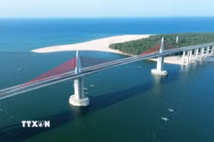 Cầu vượt cửa biển Thuận An không đơn thuần là một công trình giao thông, mà là “tọa độ phải đến” của Huế năm 2026 và thời gian tới đây. (Ảnh: Quốc Khánh/TTXVN)