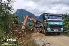 Khắc phục sạt lở tại Km436+020 Quốc lộ 6. (Ảnh: TTXVN phát)