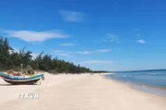 Bãi biển xã Cửa Việt, tỉnh Quảng Trị có dải cát trắng mịn, nước biển trong xanh. (Ảnh: Tường Vi/TTXVN)