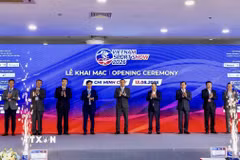 Các đại biểu thực hiện nghi thức khai mạc chuỗi sự kiện. (Ảnh: Mỹ Phương/TTXVN)