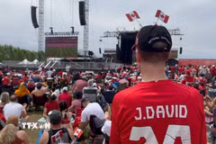 Cổ động viên Canada tại khu FanZone Ottawa. (Ảnh: Hà Linh/TTXVN)