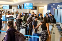 Hành khách tại sân bay quốc tế Los Angeles, Mỹ. (Ảnh: THX/TTXVN phát)