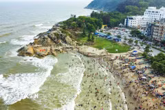 Vẻ đẹp của biển và núi thu hút du khách đến với Sầm Sơn, tỉnh Thanh Hóa. (Ảnh: Việt Hoàng/TTXVN)