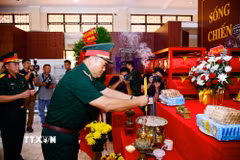 Trung tướng Lê Xuân Thế, Tư lệnh Quân khu 7, trực tiếp kiểm tra hoạt động tìm kiếm, khai quật, quy tập hài cốt liệt sỹ tại khu B, Công viên Lê Thị Riêng. (Ảnh: Xuân Khu - TTXVN)