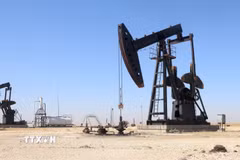 Giá dầu tăng trước những lo ngại về kế hoạch mở lại Eo biển Hormuz