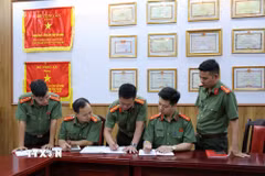 Cán bộ Phòng An ninh mạng và phòng chống tội phạm sử dụng công nghệ cao triển khai phương án triệt phá đường dây chế tạo, tàng trữ, mua bán trái phép vũ khí quân dụng hoạt động trên không gian mạng. (Ảnh: Danh Lam/TTXVN)