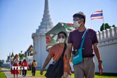 Khách du lịch tham quan Cung điện Hoàng gia ở thủ đô Bangkok, Thái Lan. (Ảnh: AFP/TTXVN)