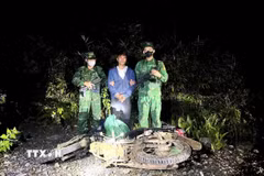 Đối tượng Hồ Văn Ngọc Trường cùng tang vật tại hiện trường. (Ảnh: TTXVN phát)