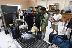 Lực lượng Hải quan kiểm tra hành lý của khách nhập cảnh qua Cửa khẩu Quốc tế Nậm Cắn, tỉnh Nghệ An, để kịp thời phát hiện, ngăn chặn các vụ vận chuyển trái phép chất ma túy vào Việt Nam. (Ảnh: Vũ Sinh/TTXVN)