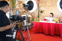 Hậu trường phiên livestream bán các sản phẩm đặc sản Tây Ninh. (Ảnh: Minh Phú/TTXVN)