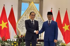 Ủy viên Bộ Chính trị, Bộ trưởng Ngoại giao Lê Hoài Trung (trái) và Bộ trưởng Ngoại giao Indonesia Sugiono tại toà nhà Pencasila, Bộ Ngoại giao Indonesia. (Ảnh: Đỗ Quyên/TTXVN)