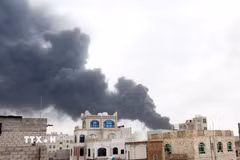 Khói bốc lên từ địa điểm ở Sanaa, Yemen sau cuộc không kích của Israel, ngày 6/5/2025. (Ảnh: THX/TTXVN)