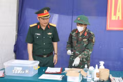 Lực lượng chức năng lấy mẫu tại Nghĩa trang liệt sỹ xã Ý Yên, tỉnh Ninh Bình. (Ảnh: Thùy Dung/TTXVN)