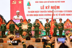 Đại tướng Nguyễn Trọng Nghĩa, Ủy viên Bộ Chính trị, Bí thư Trung ương Đảng, Chủ nhiệm Tổng cục Chính trị Quân đội nhân dân Việt Nam trao Huân chương Bảo vệ Tổ quốc hạng Ba tặng Bảo tàng Lịch sử Quân sự Việt Nam. (Ảnh: Trọng Đức/TTXVN)