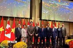 Đại sứ Việt Nam tại Canada Phạm Vinh Quang chụp ảnh lưu niệm cùng các quan chức chính quyền và nghị sĩ của Canada tại Lễ kỷ niệm 80 năm Ngày Quốc khánh (2/9/1945 - 2/9/2025) tổ chức ở Ottawa. (Ảnh: Thanh Hải/TTXVN)