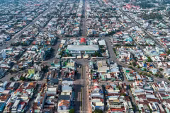 Chợ Long Hoa với quy mô bề thế và vị trí kết nối thuận lợi, trở thành điểm giao thương quan trọng của người dân và du khách đến Tây Ninh. (Ảnh: Giang Phương/TTXVN)