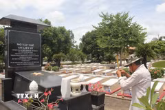 Ngôi mộ tập thể của 120 liệt sỹ tại Nghĩa trang liệt sỹ Vĩnh Hưng, tỉnh Tây Ninh. (Ảnh: Bùi Giang/TTXVN)