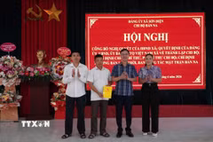 Đảng ủy xã Sơn Điện (Thanh Hóa) công bố các quyết định thành lập chi bộ và chỉ định Trưởng bản Na. (Ảnh: Khiếu Tư/TTXVN)