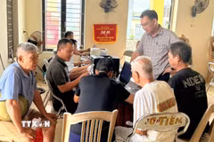 Ông Phạm Văn Định, Chủ tịch UBND xã Kiến Hưng, thành phố Hải Phòng (đứng) trực tiếp kiểm tra công việc liên quan đến giải phóng mặt bằng tại địa phương. (Ảnh: Minh Thu/TTXVN)