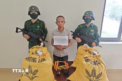 Đối tượng Nguyễn Duy Khánh cùng tang vật bị bắt giữ. (Ảnh: TTXVN phát)