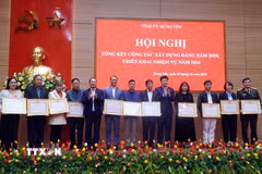 Các đảng bộ, chi bộ tiêu biểu có thành tích xuất sắc trong công tác xây dựng Đảng giai đoạn 2021-2025 được tặng Bằng khen của Tỉnh ủy Hưng Yên. (Ảnh: Nguyễn Công Hải/TTXVN)