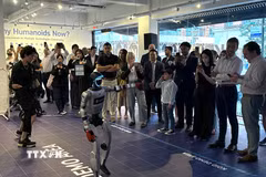 Robot tương tác với khách tham quan tại một cửa hàng ở New York, Mỹ, ngày 25/6/2026. (Ảnh: THX/TTXVN phát)
