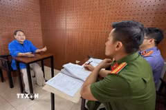 Đối tượng Văn Thị Thuý tại cơ quan Công an. (Ảnh: TTXVN phát)