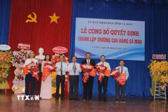 Ông Nguyễn Minh Luân, Phó Chủ tịch Ủy ban nhân dân tỉnh Cà Mau phát biểu tại lễ công bố quyết định thành lập Trường cao đẳng Cà Mau. (Ảnh: Tuấn Kiệt/TTXVN)