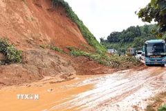 Sạt lở tại đoạn Km 51 qua xã Yên Phú (Tuyên Quang) khiến các phương tiện lưu thông gặp nhiều khó khăn. (Ảnh: Minh Tâm/TTXVN)