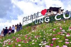 Du khách tham quan, trải nghiệm tại điểm check-in "Chạm Lũng Cú". (Ảnh: TTXVN phát)