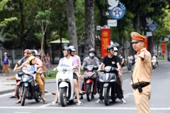 Lực lượng cảnh sát giao thông Hà Nội tổ chức điều tiết, phân luồng giao thông. (Ảnh: Phạm Kiên/TTXVN)