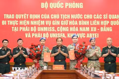 Thượng tướng Phùng Sĩ Tấn, Phó Tổng Tham mưu trưởng Quân đội nhân dân Việt Nam trao quyết định của Chủ tịch nước cho các sỹ quan đi thực hiện nhiệm vụ gìn giữ hoà bình. (Ảnh: An Đăng/TTXVN)