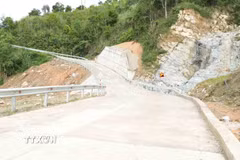 Con đường mới được xây dựng qua vị trí sạt lở theo chỉ đạo của Phó Thủ tướng Chính phủ Hồ Quốc Dũng. (Ảnh: Dư Toán/TTXVN)