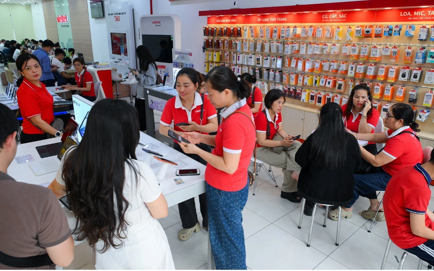 Viettel và VinaPhone không nghỉ lễ, tăng nhân lực hỗ trợ xác thực thuê bao