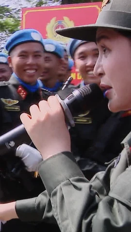 Duyên Quỳnh thắp lửa tinh thần cho chiến sĩ trên thao trường hợp luyện diễu binh A80