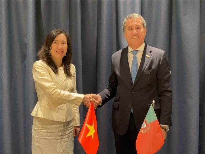 Thứ trưởng Ngoại giao Lê Thị Thu Hằng gặp Quốc Vụ khanh Bộ Ngoại giao Bồ Đào Nha Francisco André. (Ảnh: TTXVN phát) Đoàn Việt Nam dự Diễn đàn Ấn Độ Dương-Thái Bình Dương tại Stockholm ảnh 2