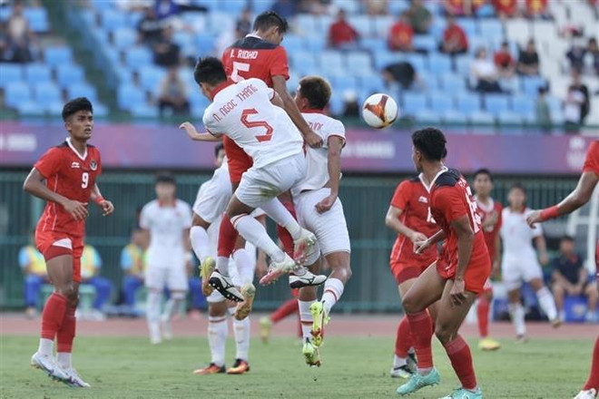 U22 Việt Nam (áo trắng) đã không thể vượt qua U22 Indonesia khi để thua ở những phút bù giờ cuối cùng trong trận bán kết 1 môn Bóng đá Nam tại SEA Games 32, chiều 13/5/2023. (Ảnh: Minh Quyết/TTXVN) U22 Việt Nam khủng hoảng tiền đạo trước trận tranh huy chương Đồng ảnh 1