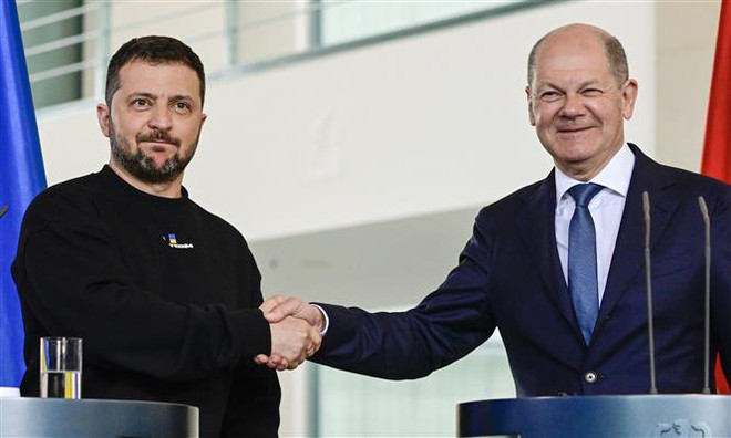 Tổng thống Ukraine Volodymyr Zelensky (trái) và Thủ tướng Đức Olaf Scholz tại cuộc họp báo chung ở Berlin ngày 14/5/2023. (Ảnh: AFP/TTXVN) Tổng thống Ukraine nêu điều kiện thảo luận các sáng kiến hòa bình ảnh 1