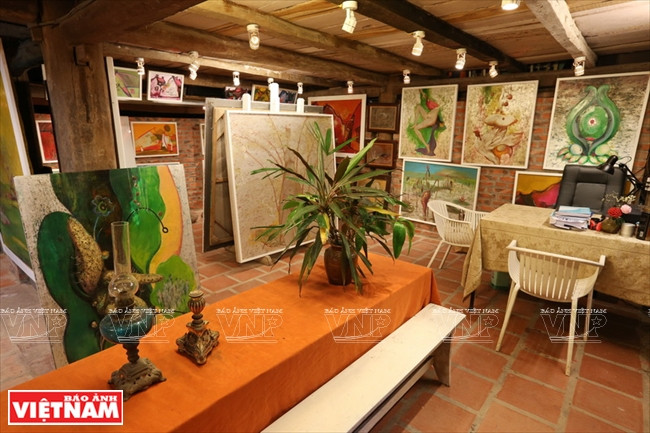 Đến với Cosy Tree House du khách có thể chiêm ngưỡng phòng tranh của nghệ sỹ Đào Anh Khánh. (Ảnh: Tất Sơn/Báo Ảnh Việt Nam) Trải nghiệm khu nghỉ dưỡng nhà trên cây "độc nhất vô nhị" ở Hà Nội ảnh 17