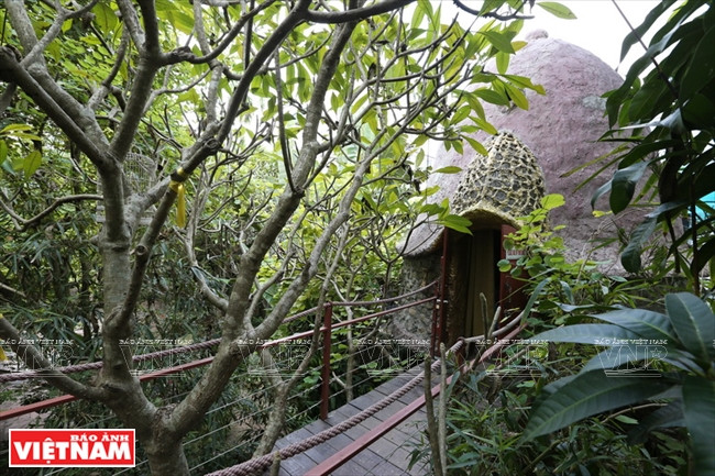 Mỗi nhà cây đều có thiết kế riêng nhưng điểm chung là hòa quyện với thiên nhiên, mang đến bầu không khí trong lành, thư thái, giúp du khách tránh xa ồn ào, khói bụi và tận hưởng giây phút thư giãn. (Ảnh: Tất Sơn/Báo Ảnh Việt Nam) Trải nghiệm khu nghỉ dưỡng nhà trên cây "độc nhất vô nhị" ở Hà Nội ảnh 6