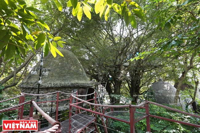 Khu nghỉ dưỡng Cosy Tree House nằm trong không gian hơn 2000m2 trên phố Ngọc Thụy, Gia Lâm có những nét kiến trúc độc đáo như dẫn du khách vào trong một khu rừng xanh huyền bí. (Ảnh: Tất Sơn/Báo Ảnh Việt Nam) Trải nghiệm khu nghỉ dưỡng nhà trên cây "độc nhất vô nhị" ở Hà Nội ảnh 1