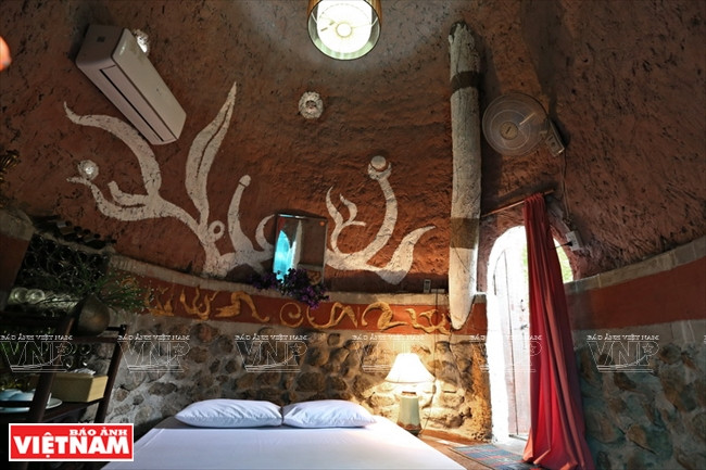 Không gian bên trong của nhà cây Zen space Tree House được thiết kế với những hoa văn, họa tiết ấn tượng. (Ảnh: Tất Sơn/Báo Ảnh Việt Nam) Trải nghiệm khu nghỉ dưỡng nhà trên cây "độc nhất vô nhị" ở Hà Nội ảnh 14